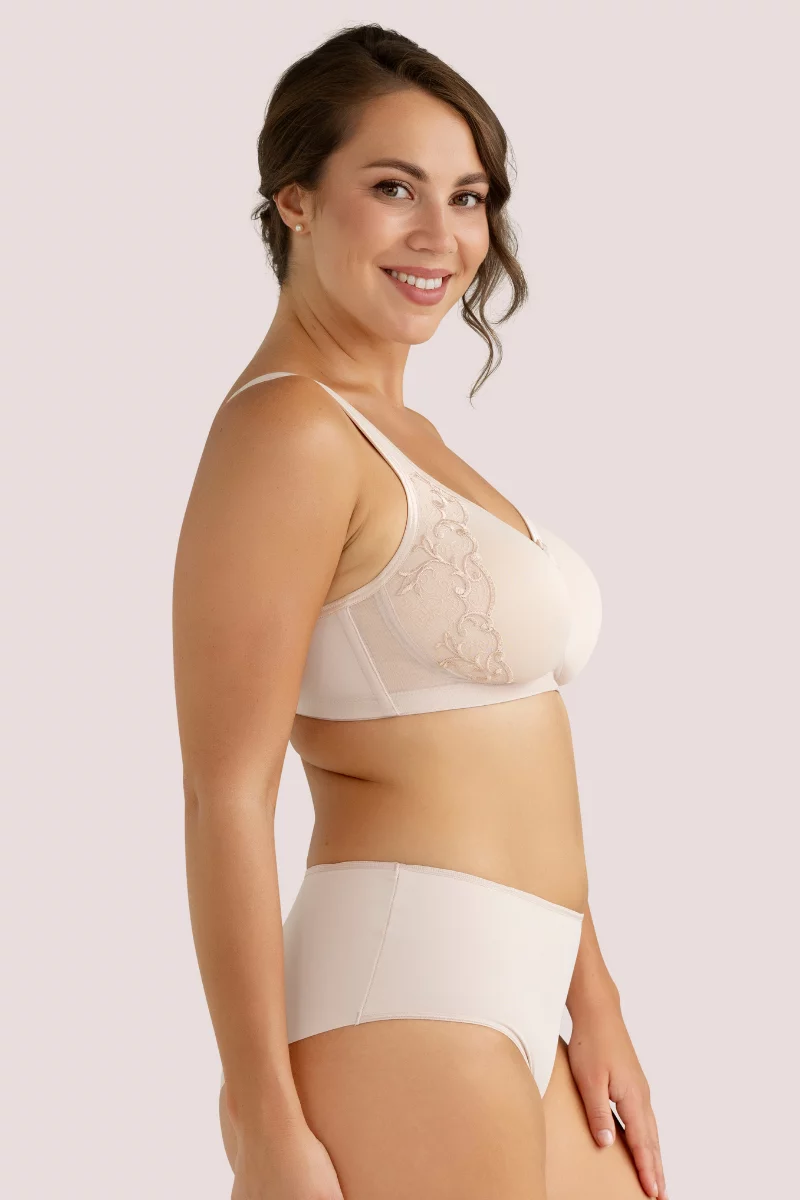 Seamless mid-waist briefs True. Color: beige