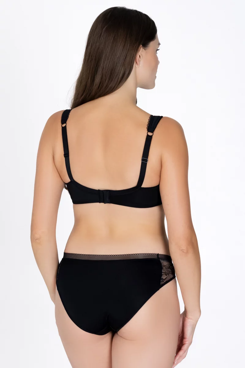 Biksītes Laura. Krāsa: melna