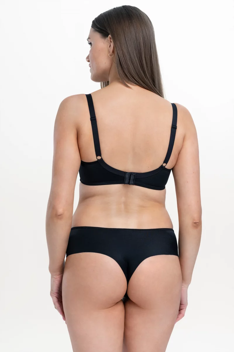 Tanga biksītes True. Krāsa: melna