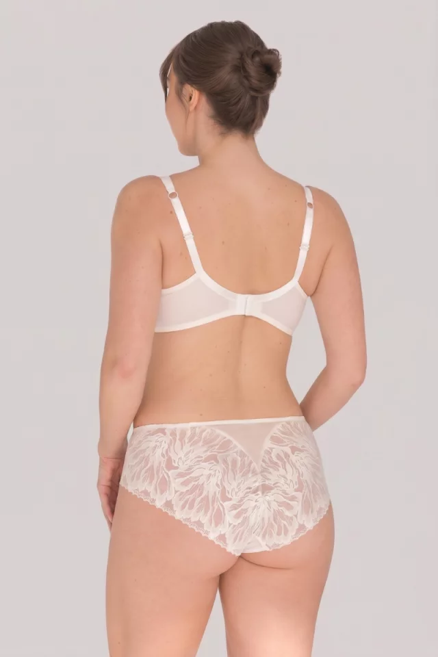 Трусы со средней посадкой и кружевом. Цвет: молочный