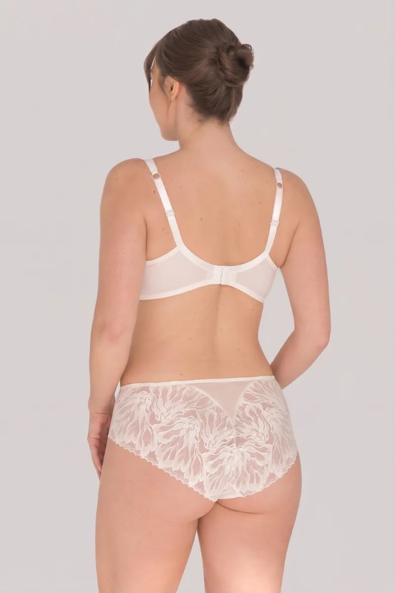 Vidutinio liemens kelnaitės su nėriniais. Spalva: pieno balta