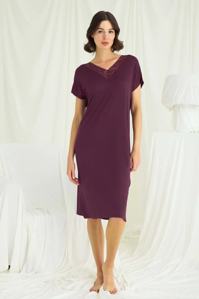 Nightgown Monamise. Color: bordeaux 