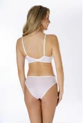 Smooth spacer cup t-shirt bra. Color: white